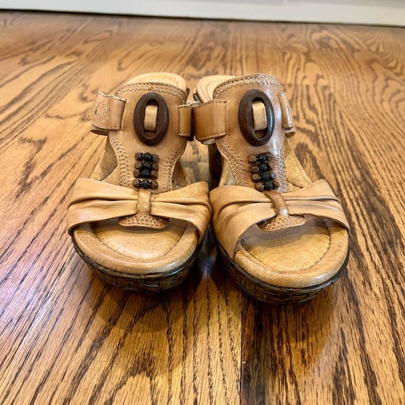 Women's Earth Sand Tan Leather 3 1/4” Wedge Sandals Size 7.5 - Picture 3 of 10